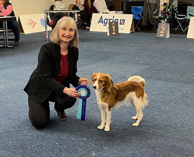Kaja auf ihrer zweiten Ausstellung